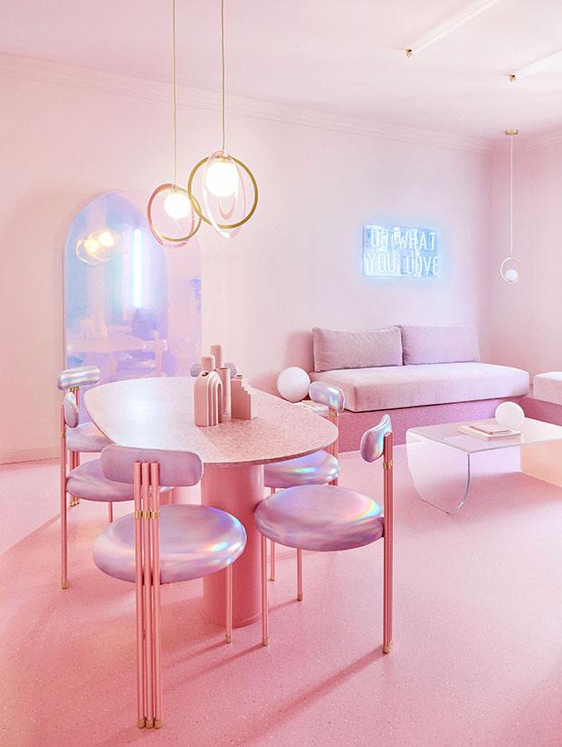 Apartamento diseñado por Patricia Bustos en Madrid, con doce tonos de rosa y toques de neón