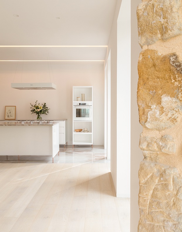 Todos los muebles del luminoso piso en San Sebastián han sido realizados a medida por el estudio AAA de Amelia Arana