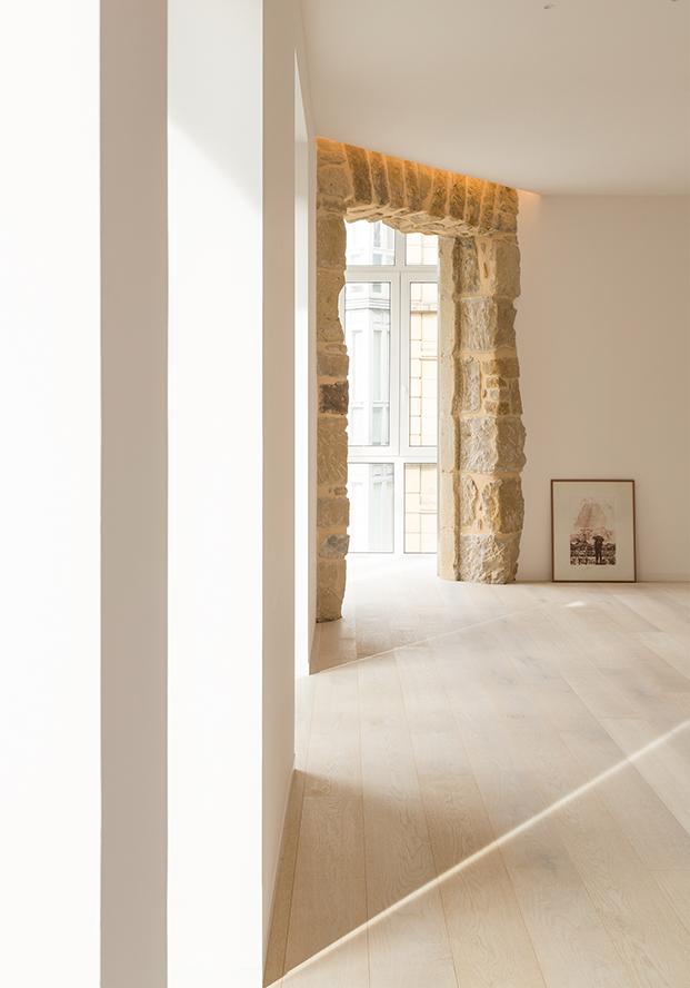 Elementos originales como la piedra del mirador,  han sido recuperados por la arquitecta en este luminoso piso en San Sebastián