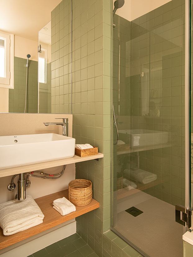 Uno de los baños de la casa centenaria en Grácia qu cuenta con una ducha de obra