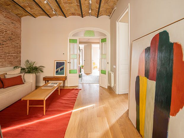 En la zona de estar del salón, destacan una alfombra de Nani Marquina y la colorista obra de Claudia Valsells en Alzueta Gallery