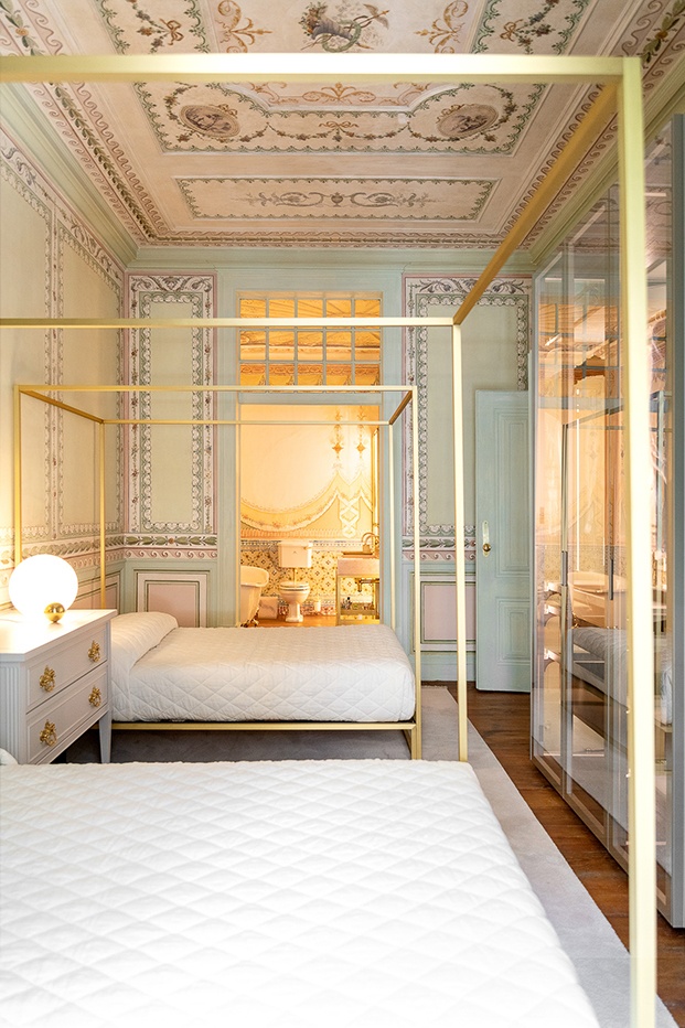 De un único baño, la vivienda de este palacio en Lisboa ha pasado ha tener seis, éste conectado con el dormitorio