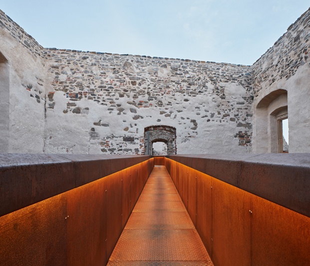 El estudio atelier-r incorporó pasarelas de acero corten donde previamente había techos en su rehabilitación del castillo Helfštýn