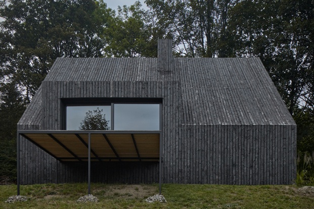 cabaña de madera negra en el valle del río Horská Kamenice, en la República Checa. Arquitectura de Mjölk architekti 
