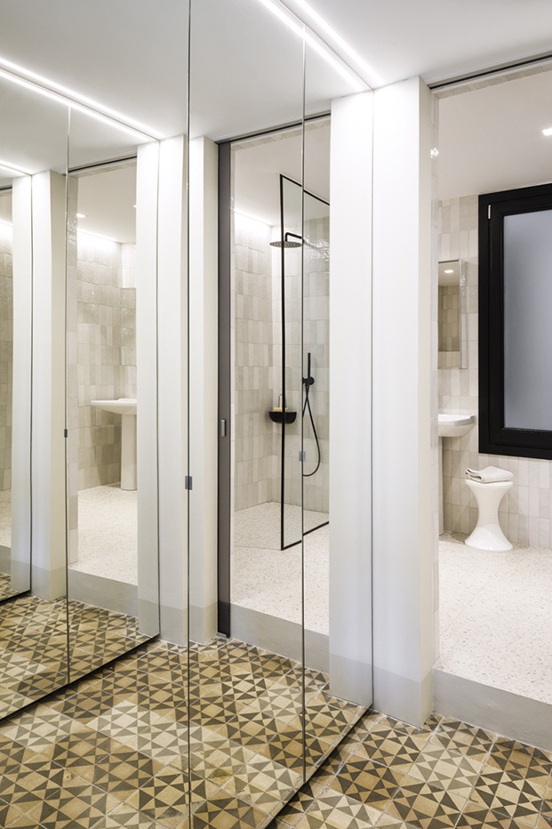 En los cuartos de baño se juega a los polos opuestos, el principal decorado con tonos blancos