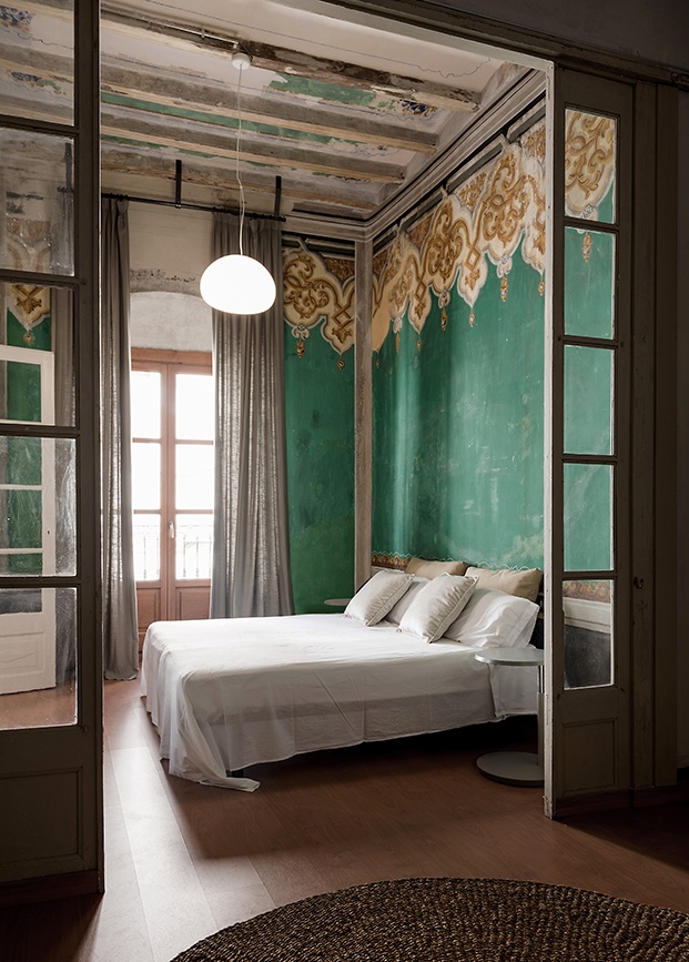 Vista del dormitorio de la planta noble de la casa Casclar decorada con mobiliario de diseño