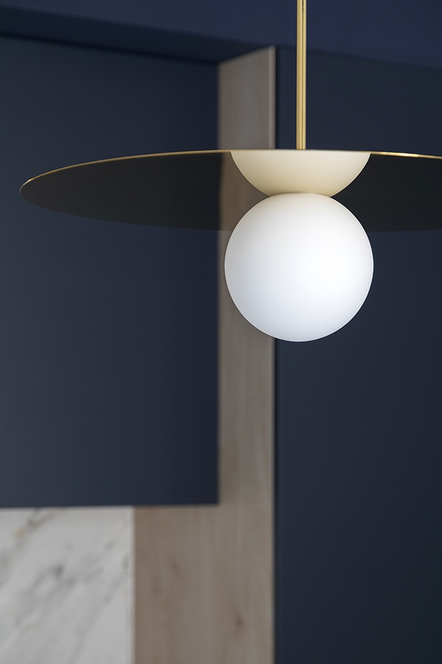 Una de las lámparas de Pablo Design el modelo Bola Disc, que el estudio de interiorismo de Culto ha elegido para decorar el mini piso del Ensanche