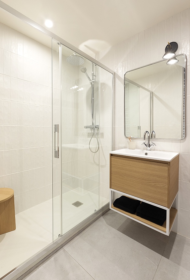 El baño, situado en el centro de la casa, cuenta con una amplia zona de ducha. El mueble bajo lavado volado es de Codis