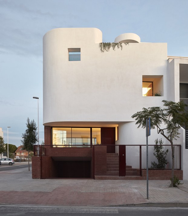 Casa AA de Horma, en Puerto d Sagunto (Valencia). casa blanca curvada