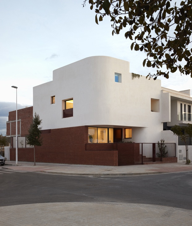 Casa AA de Horma, en Puerto d Sagunto (Valencia). casa blanca curvada