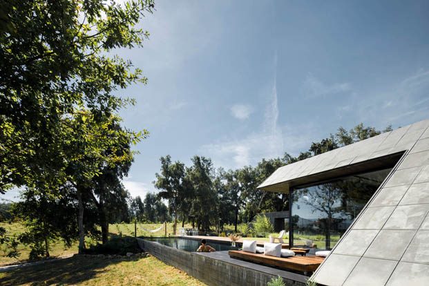 Casa dos Sobreiros. Vivienda unifamiliar en Portugal de 12.000 m2 fusionada con la naturaleza del entorno. Proyecto de Hugo Pereira Arquitetos. 