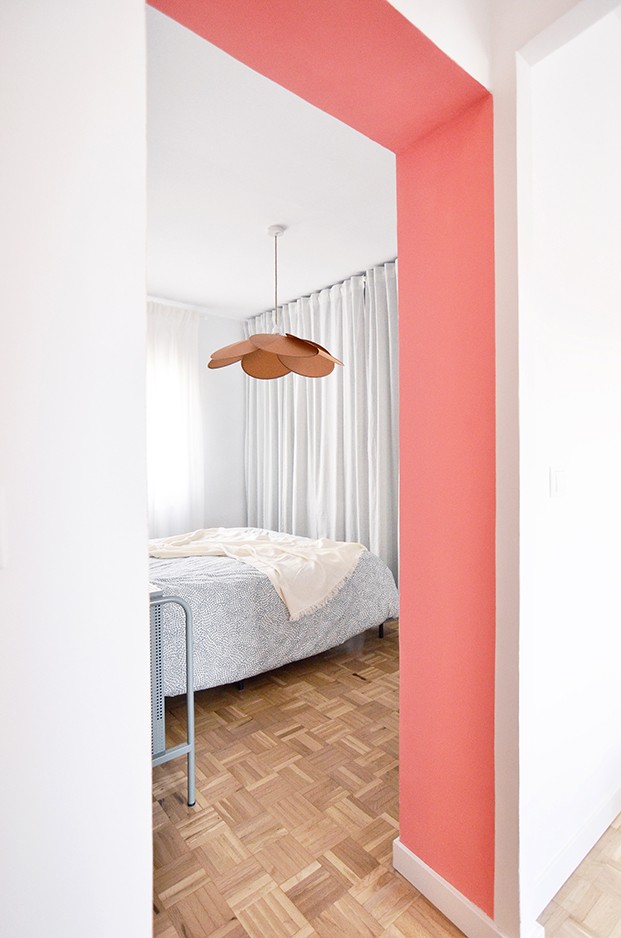 El dormitorio es multifunción. La lámpara es de Sklum, el resto de muebles y ropa de cama de Ikea