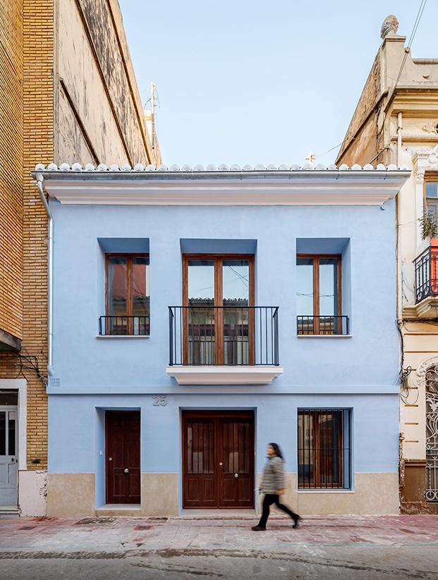 La fachada del edificio, ahora reconvertido en vivienda de alquiler,  ha recuperado su característico color azul