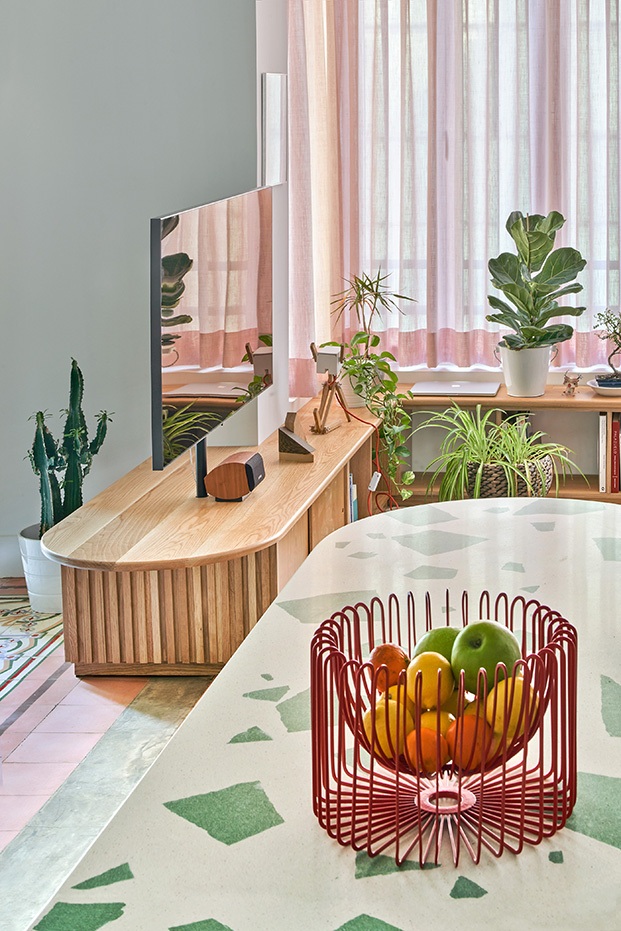 El mobiliario de formas curvas y estética retro diseño de Bodegon Cabinet contribuye a recuperar la esencia del antiguo piso en Valencia.