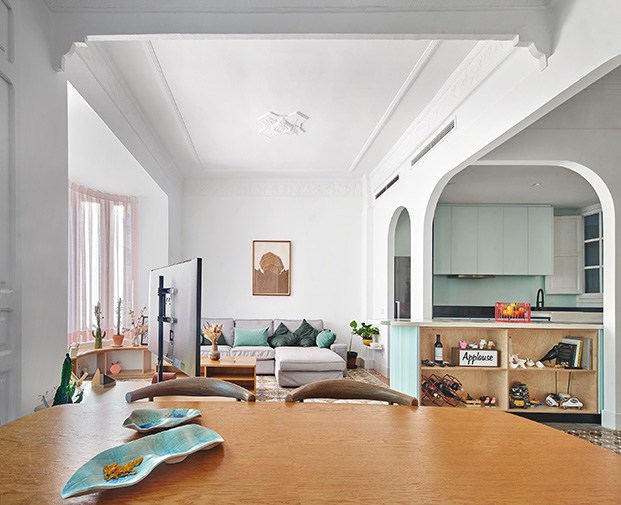 Bodegón Cabinet diseña este piso en Valencia con molduras de escayola y mobiliario a medida