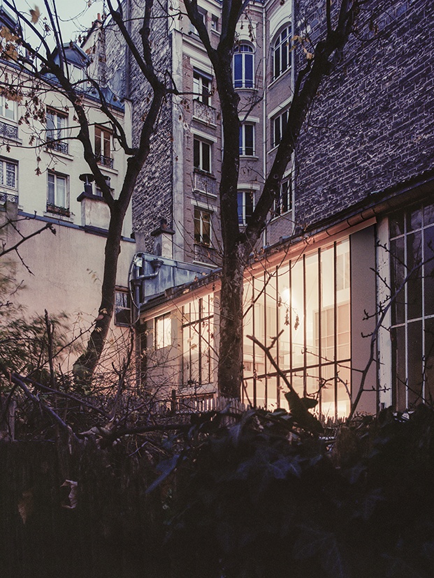 Atelier NEA. La delicada vivienda-atelier de una pareja de artistas en París.