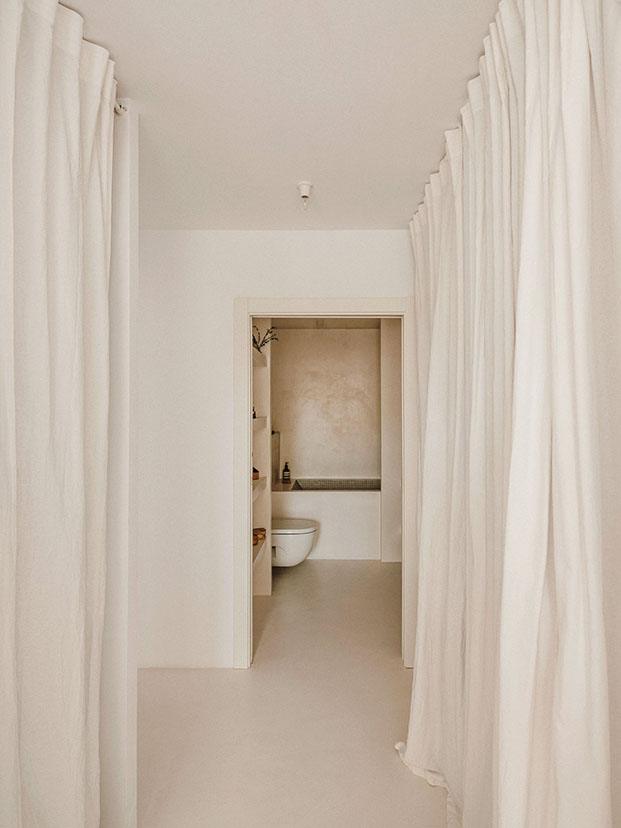 Vista del cuarto de baño, todo en microcemento blanco