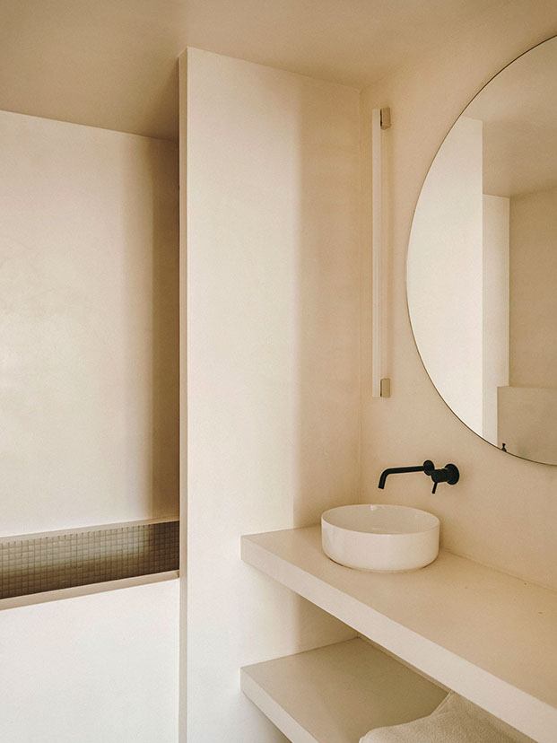 Vista del cuarto de baño de la pareja Serra & Vasi con los muebles de obra y la bañera revestida en gresite