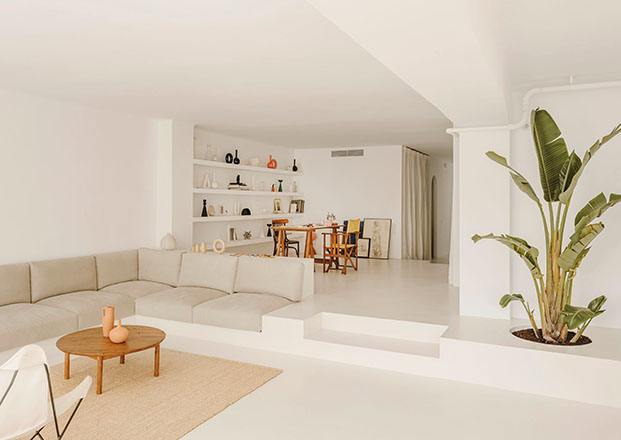 El blanco, la luz , los muebles de diseño y la vegetación son los grandes protagonistas de la casa Vasi & Serra