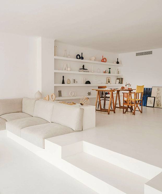 Un sofá de obra conecta el salón con el estudio de Valeria Vasi