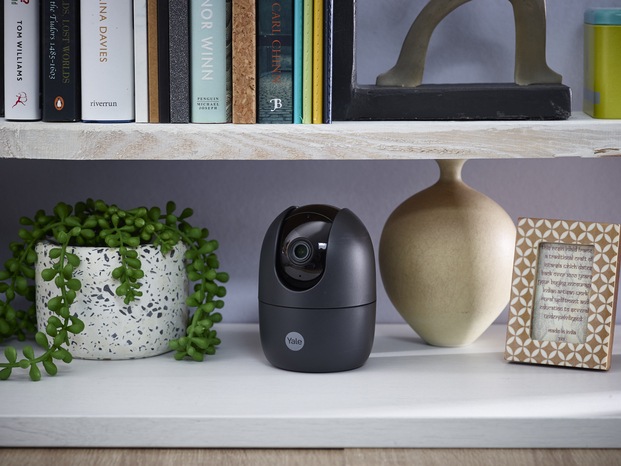 Smart Home. Casa inteligente con la cámara Indoor Wi-Fi Pan & Tilt de Yale