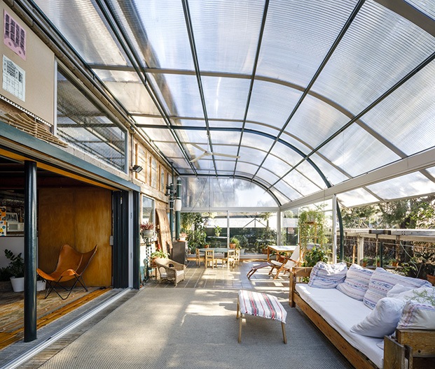 Una pérgola de policarbonato cubre la terraza de la casa y recoge el sol. La casa es un ejemplo de sostenibilidad y eficiencia energética