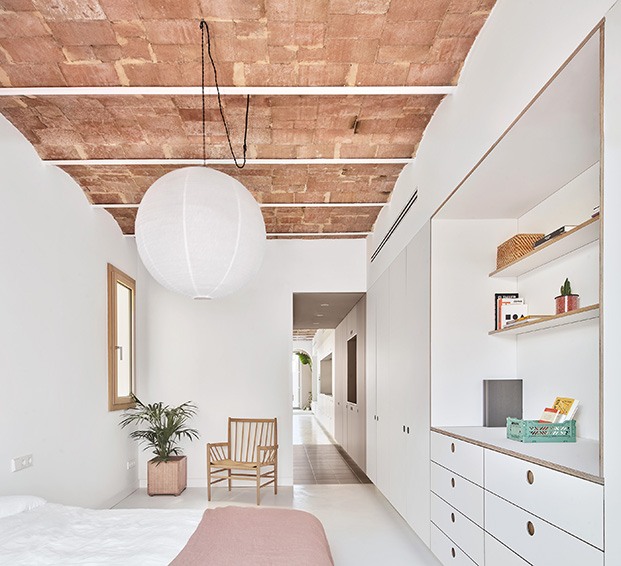 El estudio de arquitectura Allaround Lab ha rehabilitado este viejo piso de 75 m2, situado en el centro de Barcelona, para adaptarlo a una joven pareja que deseaba luz, independencia, flexibilidad y espacios abiertos. Dormitorio