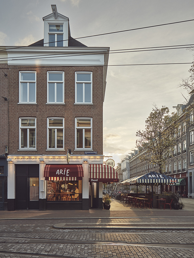 Brown cafe en Ámsterdam Arie Op de Hoek diseñado por Studio Modijefsky