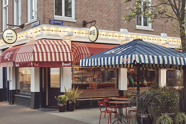 Brown cafe en Ámsterdam Arie Op de Hoek diseñado por Studio Modijefsky
