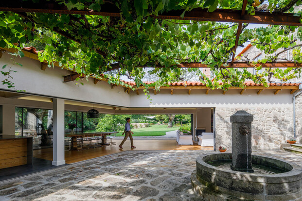 Casa da Calçada es una residencia particular con villa para huéspedes, una imponente escalera de caracol y un salón comedor conectado con la naturaleza.