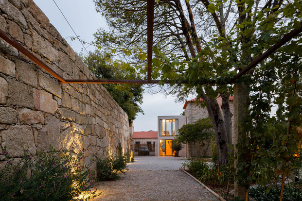 Casa da Calçada es una residencia particular con villa para huéspedes, una imponente escalera de caracol y un salón comedor conectado con la naturaleza.