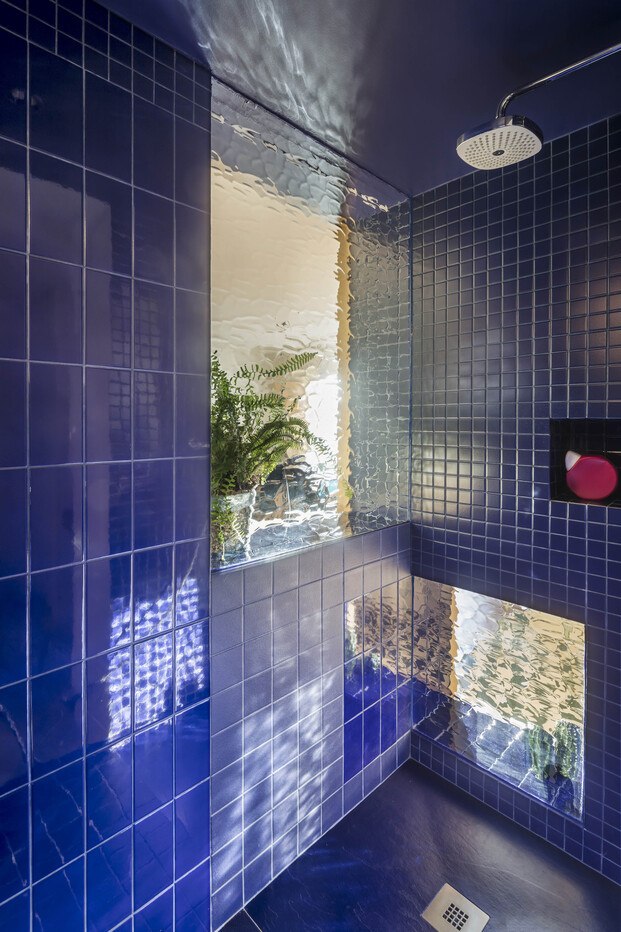 Top 10: diez baños modernos para coger buenas ideas. Una ducha en el salón