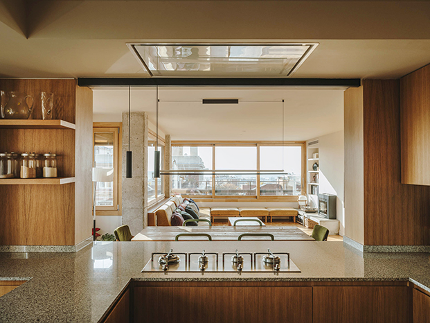 La cocina, abierta al salón permite disfrutar de la luz natural y de las vista mientras se está cociando