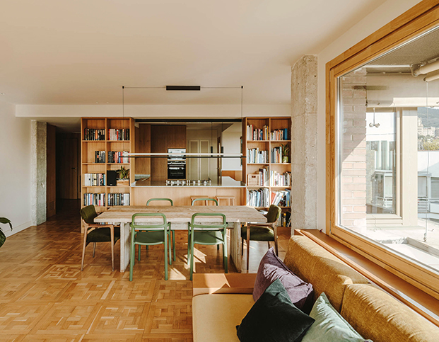 Muebles diseñados a medida para la reforma por Septiembre Arquitectura  personalizan este ático en Sarrià. En la imagen la zona de comedor comunicada con la cocina