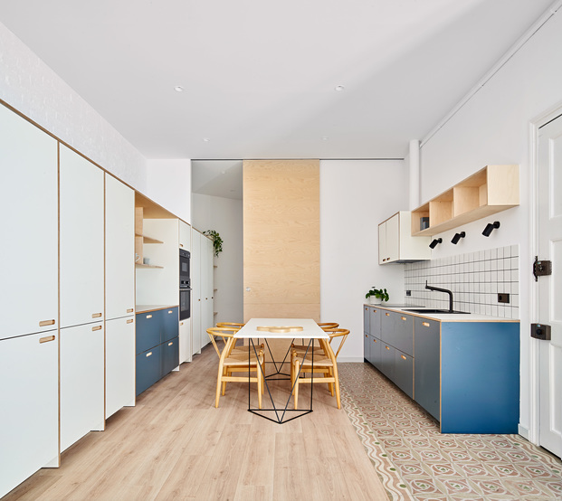 Reforma de un apartamento de 60 m2 en Barcelona. Estudio CO-A. La cocina esta realizada por Cubro que personaliza los modelos de Ikea