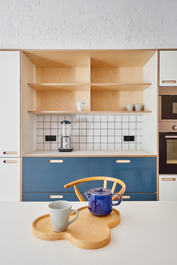 Reforma de un apartamento de 60 m2 en Barcelona. Estudio CO-A.  La cocina esta realizada por Cubro que personaliza los modelos de Ikea