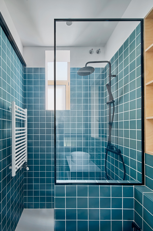 Reforma de un apartamento de 60 m2 en Barcelona. Estudio CO-A.  El baño se ha revestido en un azulejo verde azulado de Neocerámica