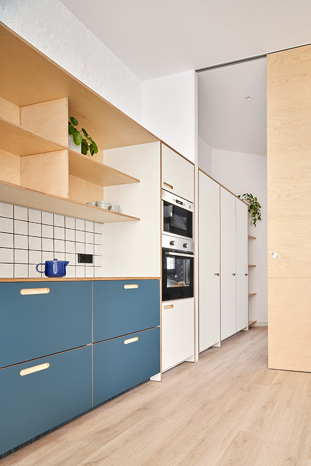Para la reforma cocina del apartamento de 60 m2 se ha optado por un modelo de Cubro que funciona bien en cocinas pequeñas
