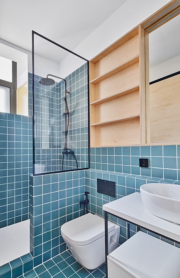 El baño se ha revestido en un azulejo verde azulado de Neocerámica