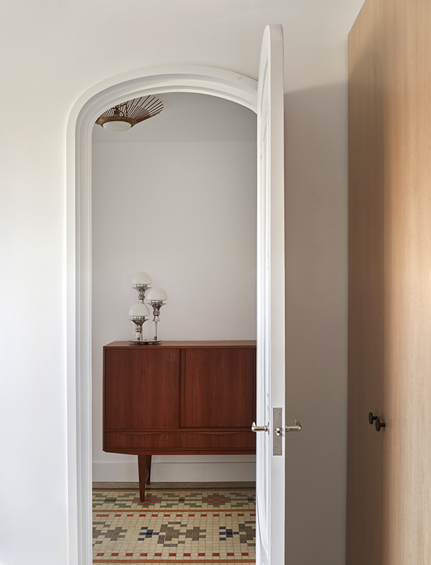 Las puertas en forma de arco dejan ver los muebles vintage que personalizan este ático en Ruzafa