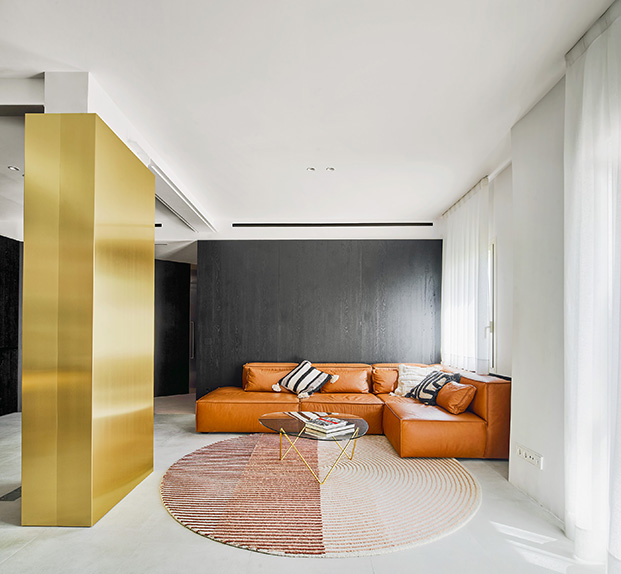 La columna aisa la zona de estar en la casa del arquitecto Raúl Sánchez, la mesa es de Gubi y la alfombra de Mut Design para Gan Rugs