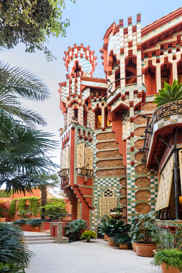 Airbnb dormir en la Casa Vicens de Gaudí. 5 edificios míticos de Barcelona que ofrecen experiencias únicas.