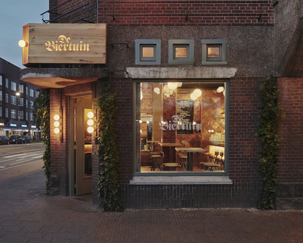 Studio Modijefsky proyecta De Biertuin West, una cervecería en Amsterdam (Holanda) inspirada en el clásico German biergärten. 