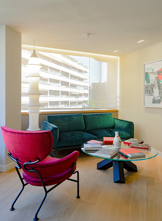 Rojo, verde y mobiliario de diseño para la nueva sede del consulado general de Italia en Barcelona 