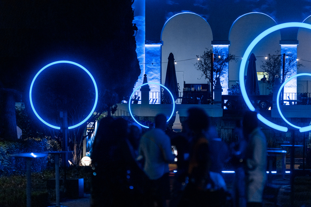 LEDS C4 ilumina las noches del Festival Grec con la instalación Urafiki