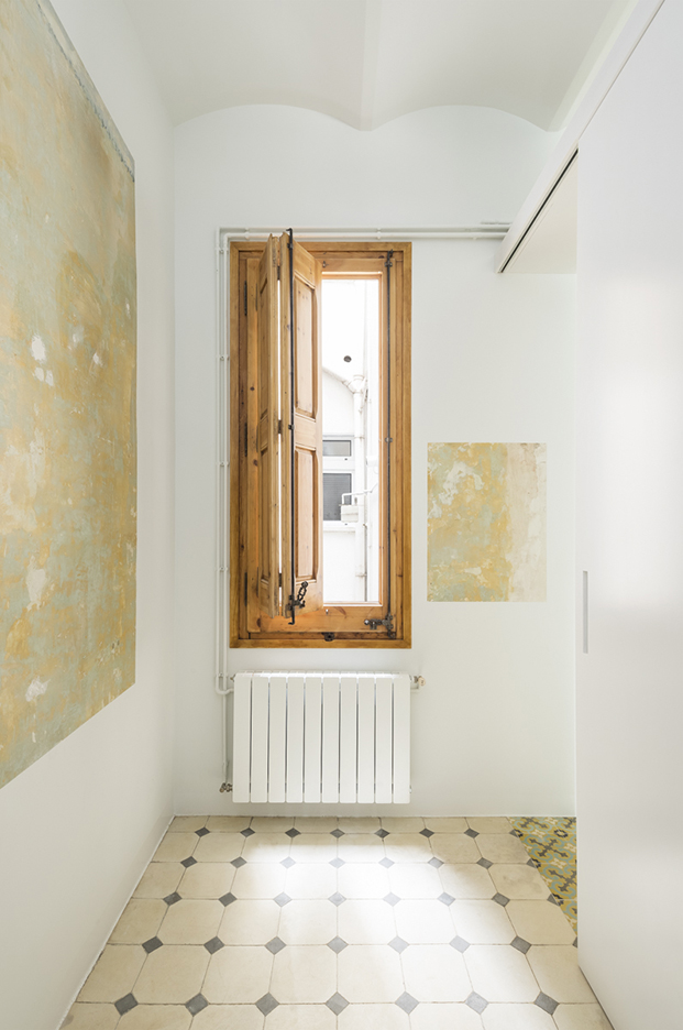 La carpintería de madera original de todo el apartamento de 60 m2 en Barcelona ha podido ser restaurada y recuperada