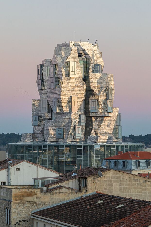 Inaugurado el centro de exposiciones LUMA Arles, Parc des Ateliers, con una gran torre de paneles de acero proyectada por el arquitecto Frank Ghery.