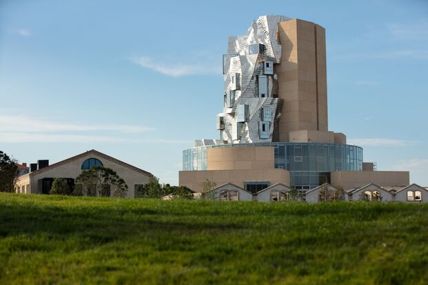 Inaugurado el centro de exposiciones LUMA Arles, Parc des Ateliers, con una gran torre de paneles de acero proyectada por el arquitecto Frank Ghery.