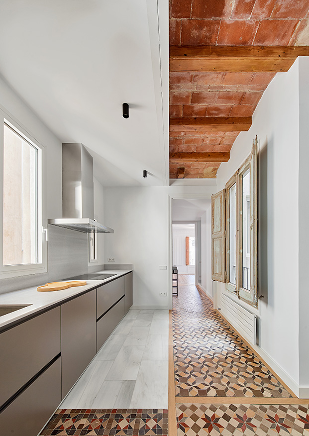 La cocina es de la firma Santos y cuenta con un pavimento que comparte el mármol con vestigios de los hidraúlicos originales de la casa