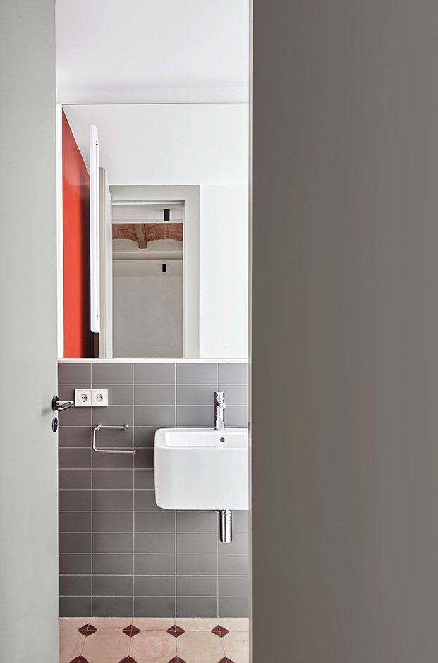 El gris es el color elegido para los nuevos cuartos de baño de la vivienda rehabilitada en el Eixample